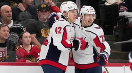 Anthony Beauvillier a Martin Fehérváry oslavujú gól v sieti Chicaga.