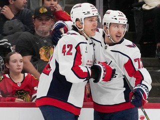 Anthony Beauvillier a Martin Fehérváry oslavujú gól v sieti Chicaga.