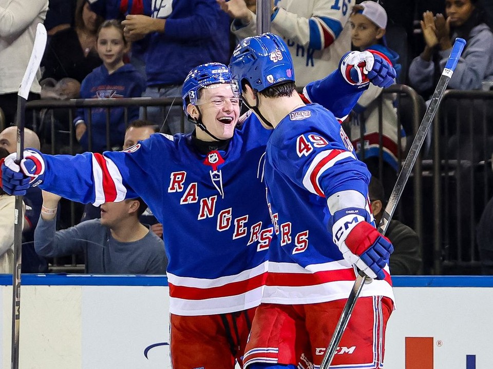 Adam Sýkora a Jaroslav Chmelař v drese New York Rangers. 