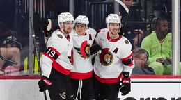 Drake Batherson (vľavo)