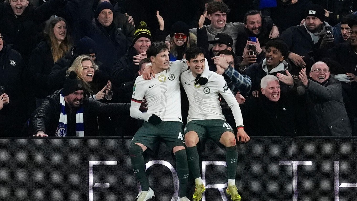Alejandro Garnacho a Facundo Buonanotte oslavujú gól v sieti Cardiffu City.