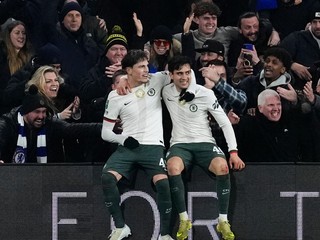 Alejandro Garnacho a Facundo Buonanotte oslavujú gól v sieti Cardiffu City.