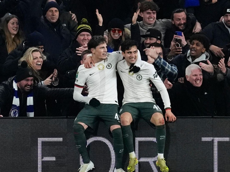 Alejandro Garnacho a Facundo Buonanotte oslavujú gól v sieti Cardiffu City.