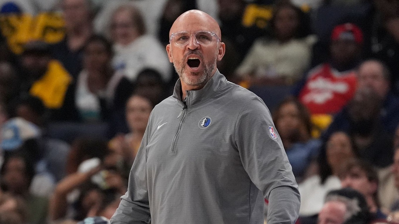 Tréner Jason Kidd na lavičke Dallas Mavericks.