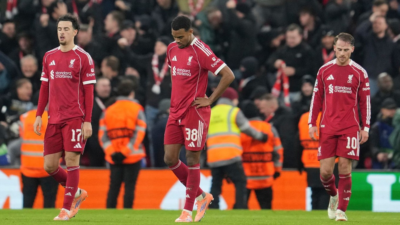 Sklamaní futbalisti FC Liverpool po prehre v Lige majstrov s PSV Eindhoven. 