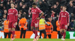 Sklamaní futbalisti FC Liverpool po prehre v Lige majstrov s PSV Eindhoven. 