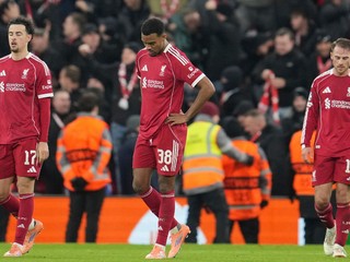 Sklamaní futbalisti FC Liverpool po prehre v Lige majstrov s PSV Eindhoven. 