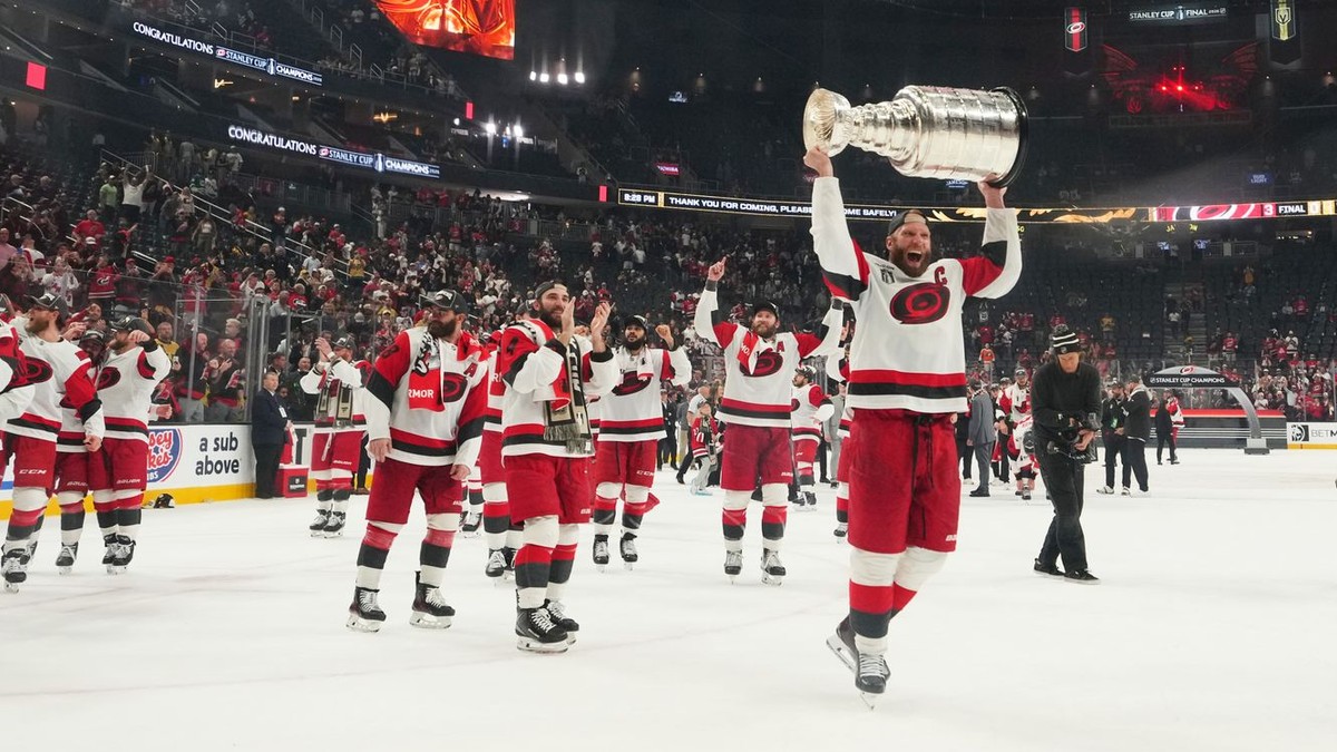 Carolina Hurricanes so Stanley Cupom.
