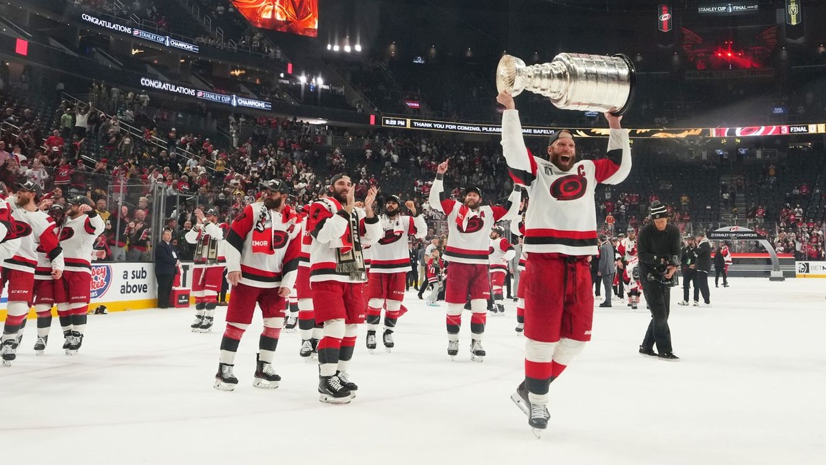 Carolina Hurricanes so Stanley Cupom.