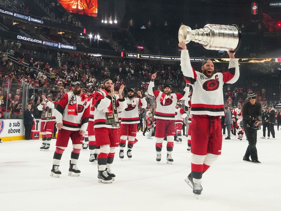 Carolina Hurricanes so Stanley Cupom.