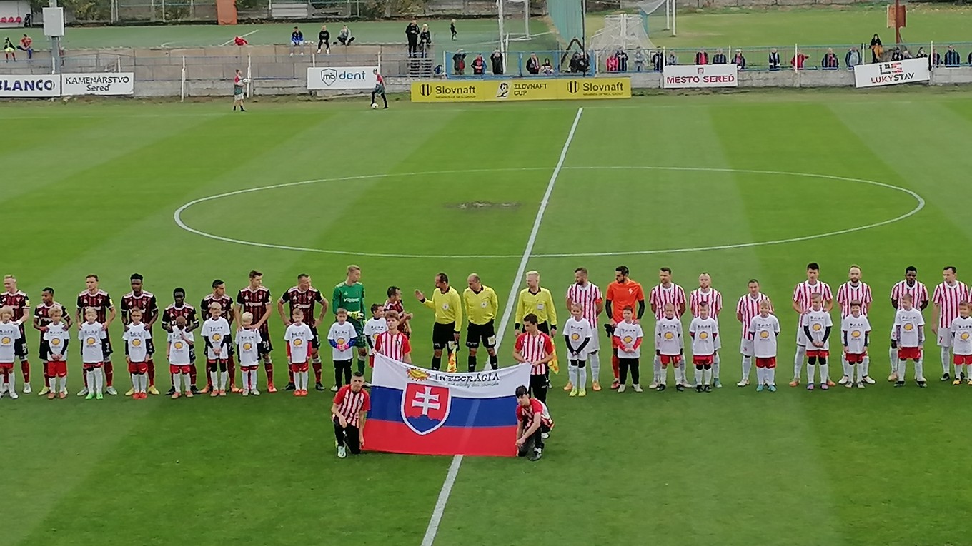Nástup hráčov pred zápasom Sereď - Trnava.