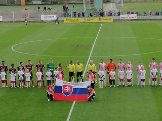 Nástup hráčov pred zápasom Sereď - Trnava.