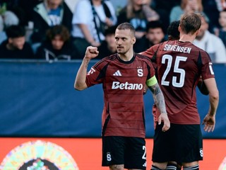Lukáš Haraslín oslavuje gól za Spartu.