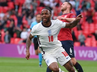 Raheem Sterling strieľa gól v zápase Česko - Anglicko na EURO 2020. 