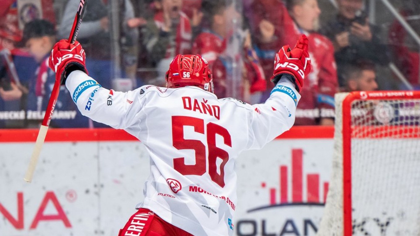 Marko Daňo sa teší po strelenom góle v drese HC Oceláři Třinec.