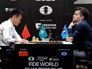 Ting Li-žen a Jan Nepomňaščij počas súboja o titul majstra sveta.