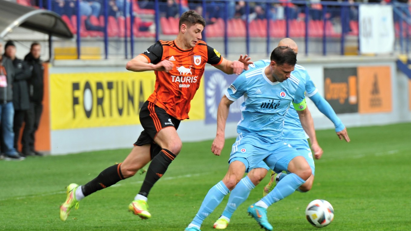Martin Boďa (vľavo) v súboji s obrancom Vasilom Božikovom.