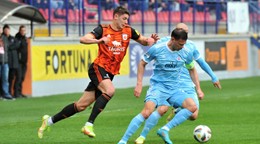 Martin Boďa (vľavo) v súboji s obrancom Vasilom Božikovom.