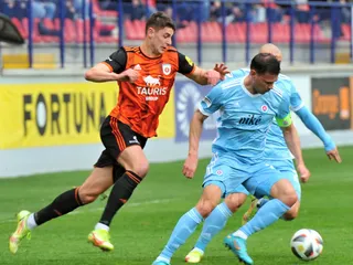 Martin Boďa (vľavo) v súboji s obrancom Vasilom Božikovom.