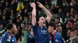 Futbalista Arsenalu Declan Rice (v strede) sa teší z gólu. 
