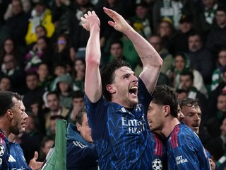 Futbalista Arsenalu Declan Rice (v strede) sa teší z gólu. 