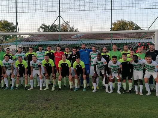 Spoločná fotografia futbalistov TJ Družstevník Siladice a MFK Skalica po pohárovom zápase. 