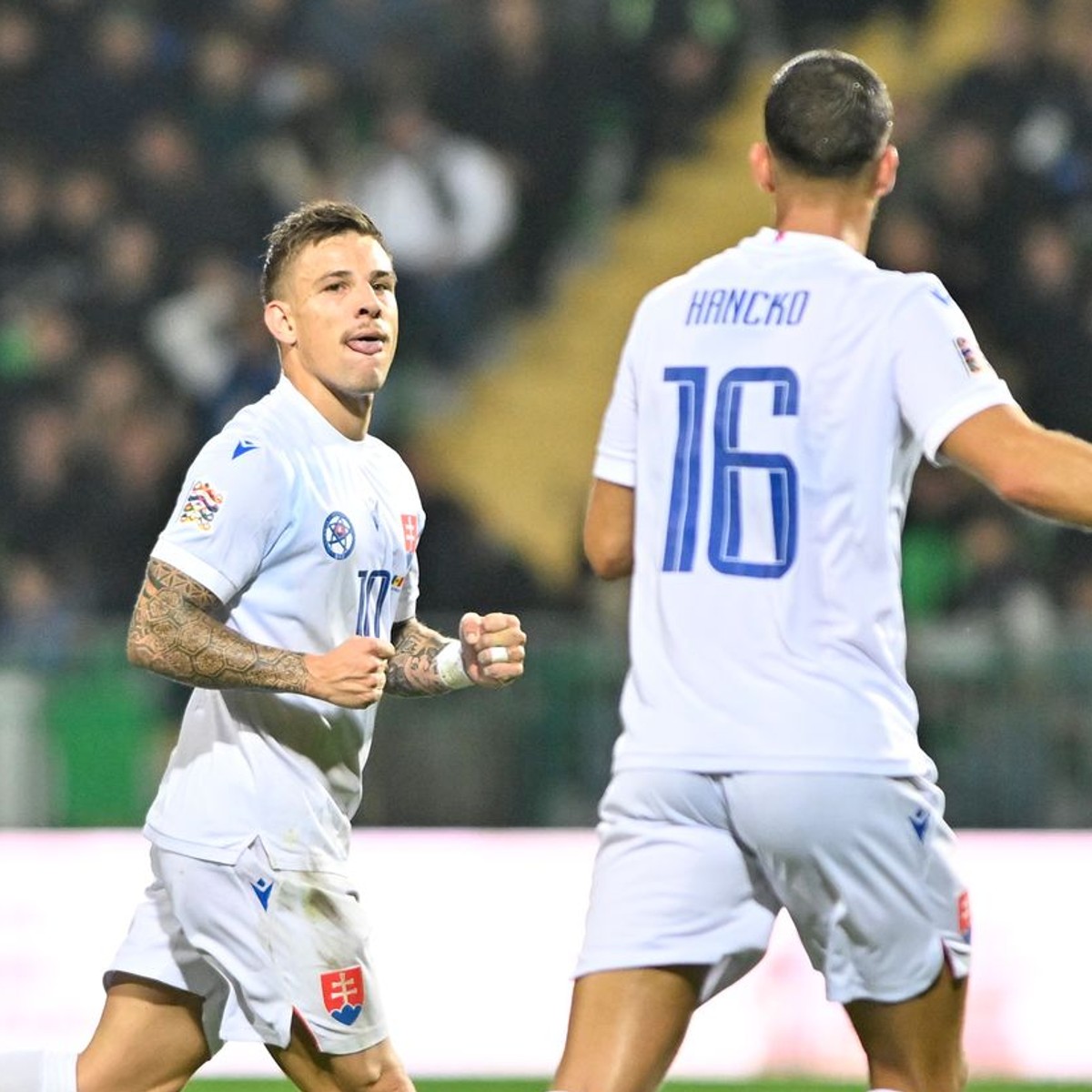 Slovenský futbalista Tomáš Suslov (vľavo) sa teší z gólu v zápase Ligy národov proti Moldavsku. 