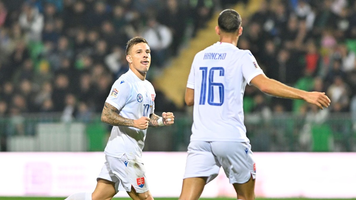 Slovenský futbalista Tomáš Suslov (vľavo) sa teší z gólu v zápase Ligy národov proti Moldavsku.