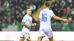 Slovenský futbalista Tomáš Suslov (vľavo) sa teší z gólu v zápase Ligy národov proti Moldavsku. 