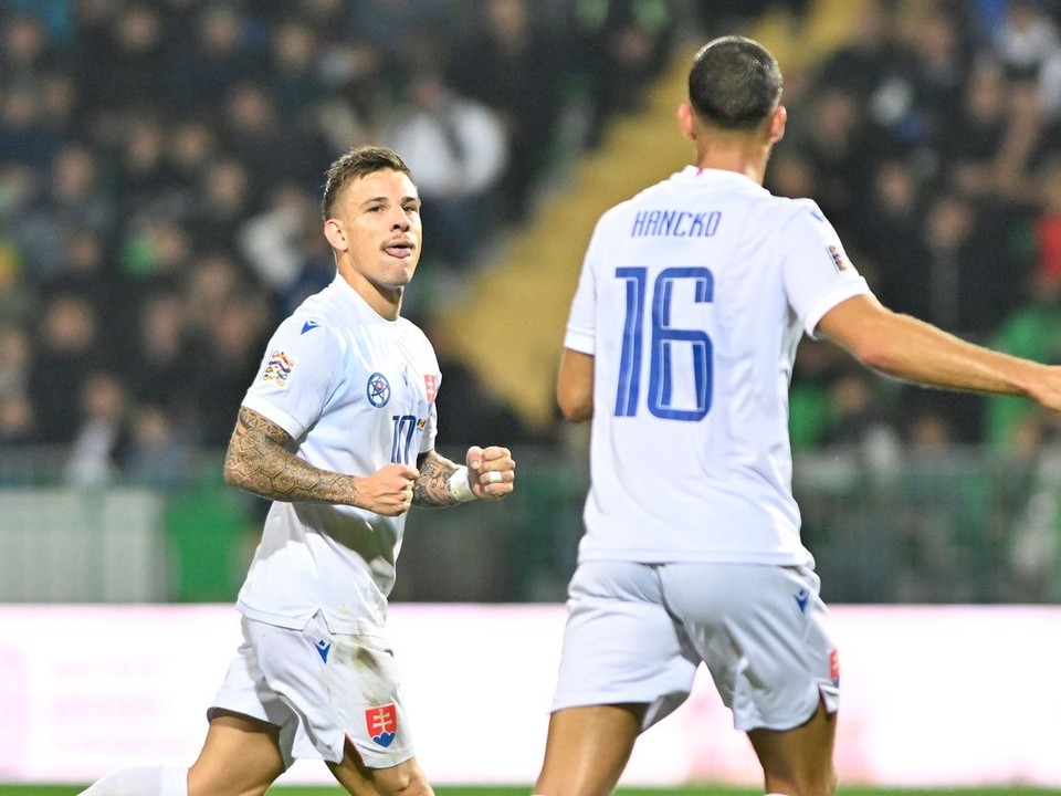 Slovenský futbalista Tomáš Suslov (vľavo) sa teší z gólu v zápase Ligy národov proti Moldavsku.