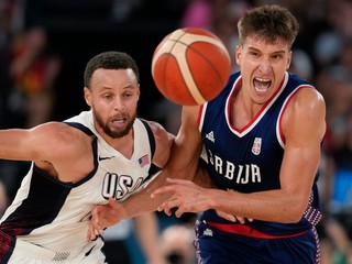 Stephen Curry a Bogdan Bogdanovič.