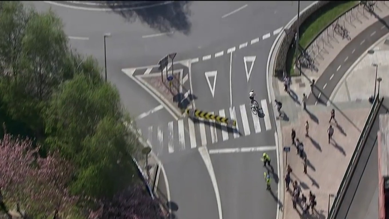 Alex Aranburu pri správnom prejazde kruhovým objazdom.