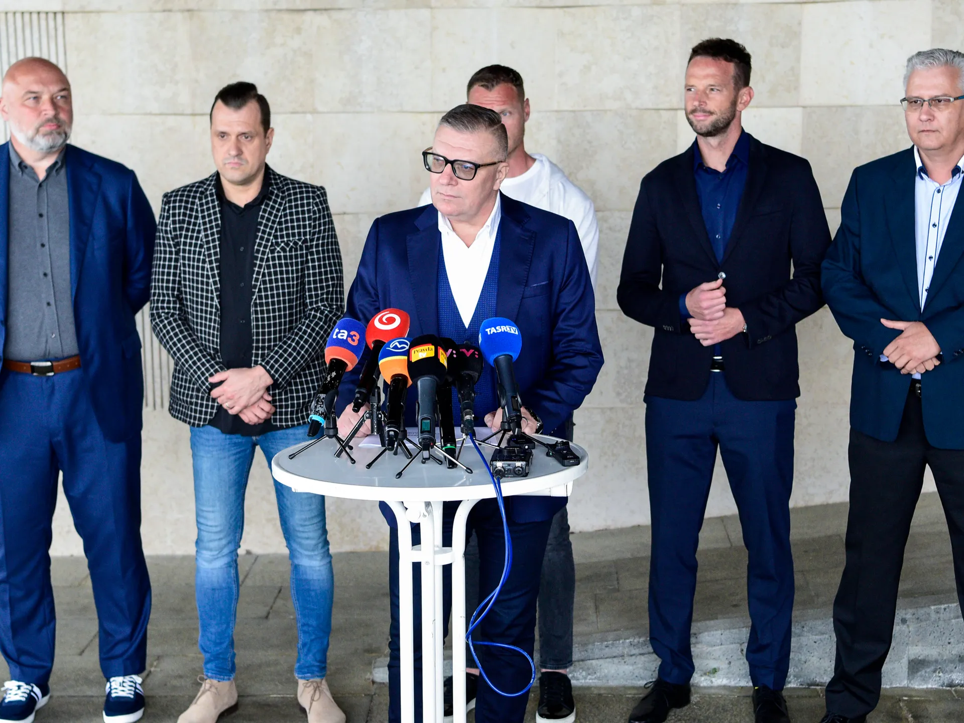 Na fotografii zľava prezident Slovenského zväzu hádzanej Jaroslav Holeša, prezident Slovenskej volejbalovej federácie Marek Rojko, prezident Slovenského futbalového zväzu Ján Kováčik, slovenský rýchlostný kanoista Erik Vlček, bývalý slovenský hokejista Richard Lintner, prezident Slovenskej basketbalovej asociácie Miloš Drgoň.