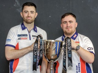 Luke Humphries a Luke Littler pred Svetovým pohárom v šípkach. 