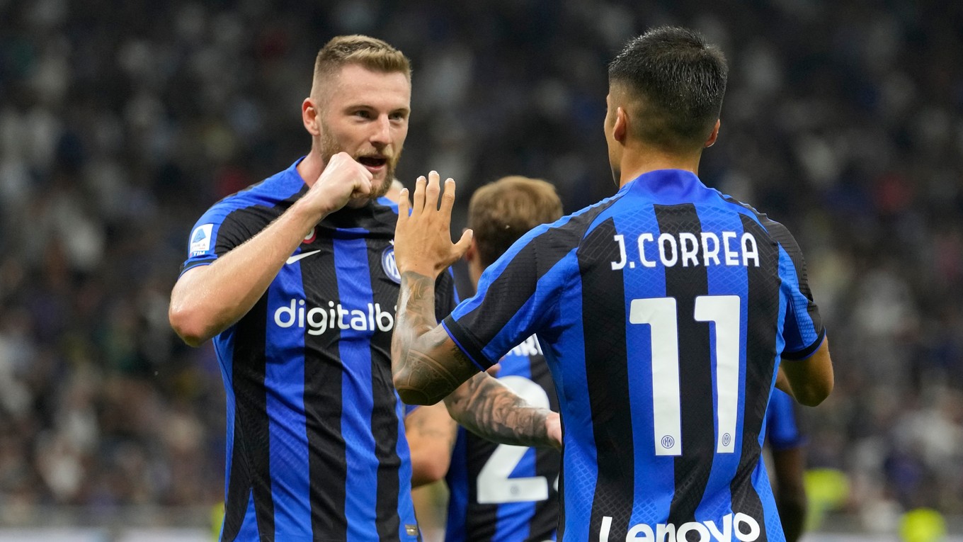 Milan Škriniar a Joaquin Correa v drese Interu Miláno.