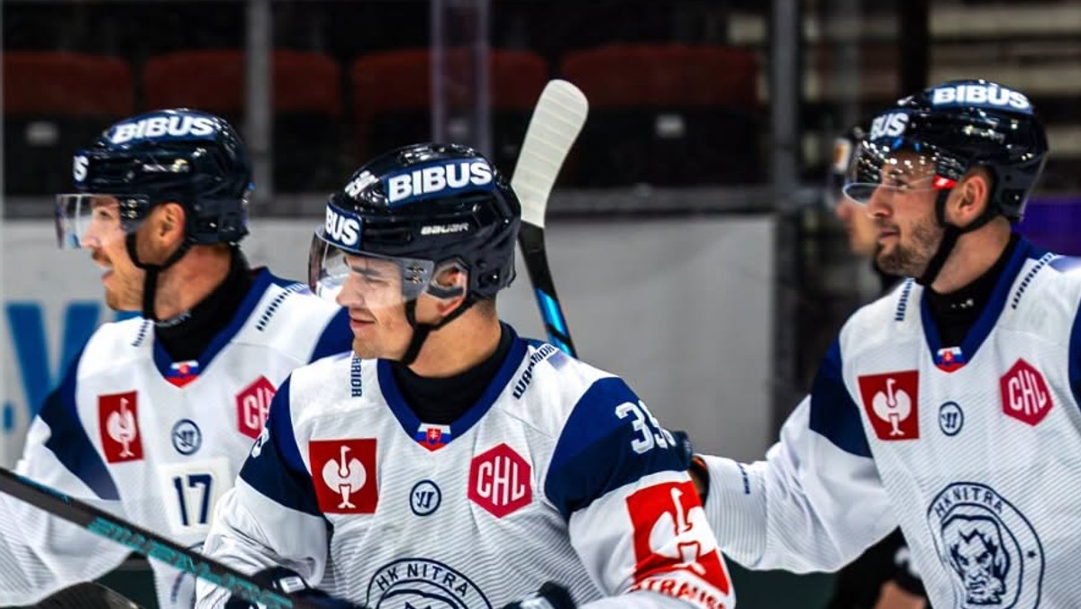 Hokejisti HK Nitra oslavujú gól v Lige majstrov.