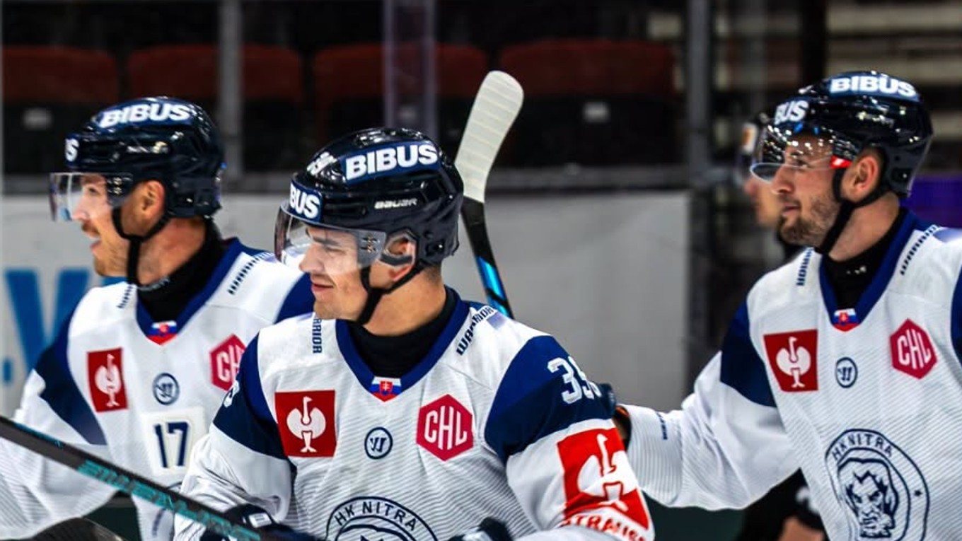 Hokejisti HK Nitra oslavujú gól v Lige majstrov.