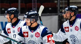 Hokejisti HK Nitra oslavujú gól v Lige majstrov.
