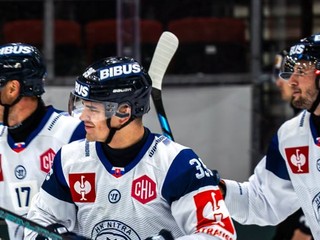 Hokejisti HK Nitra oslavujú gól v Lige majstrov.