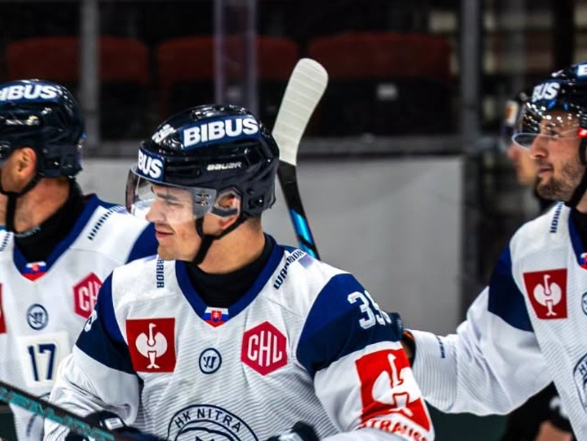 Hokejisti HK Nitra oslavujú gól v Lige majstrov.