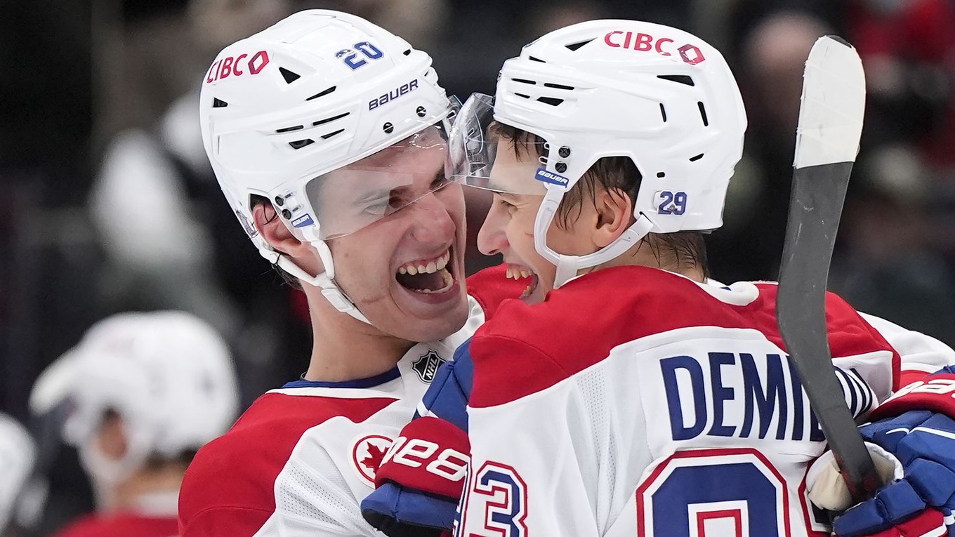 Juraj Slafkovský v objatí s Ivanom Demidovom