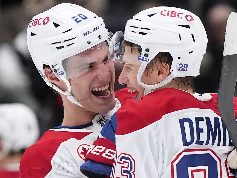 Juraj Slafkovský v objatí s Ivanom Demidovom