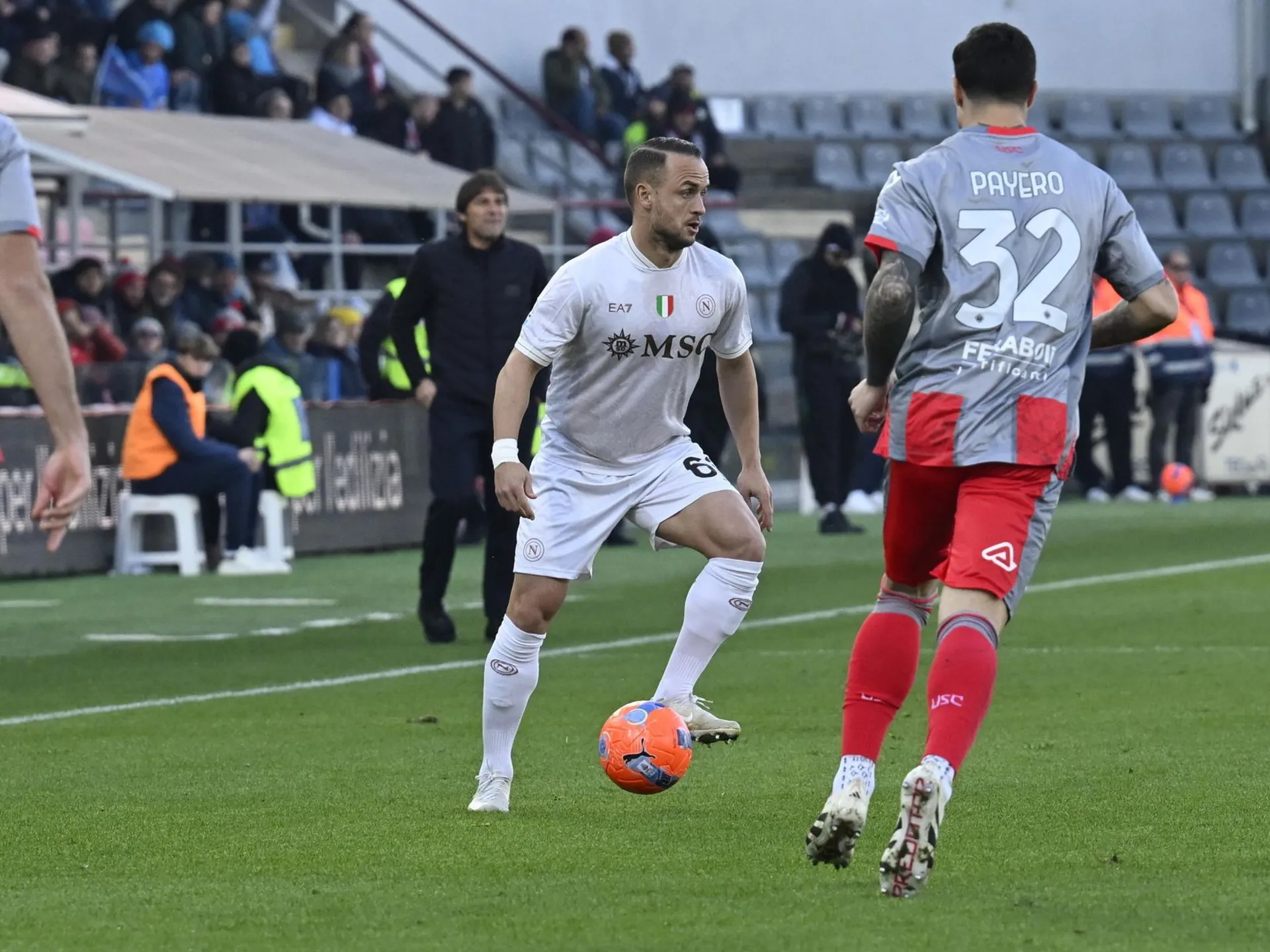 KK61 Cremona - Hráč Neapola Stanislav Lobotka (vľavo) s loptou v zápase 17. kola talianskej Serie A US Cremonese - SSC Neapol v Cremone 28. decembra 2025. FOTO TASR/ANSA
Napoli's Stanislav Lobotka (L) in action during the Italian Serie A soccer match between Cremonese and Napoli at the Giovanni Zini Stadium in Cremona, Italy, 28 December 2025.  ANSA/Alessio Tarpini

- šport
- futbal
- Taliansko
- liga
- 17.
- kolo
- Serie
- A
- Slovaciká
