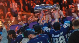 Hokejisti Nitry oslavujú majstrovský titul v sezóne Tipos extraligy 2023/24