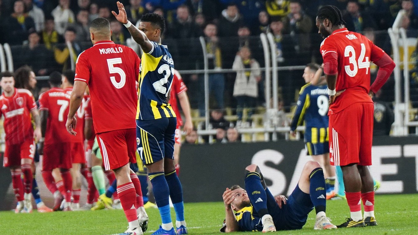 Milan Škriniar sa zvíja v bolestiach v zápase s Nottinghamom.