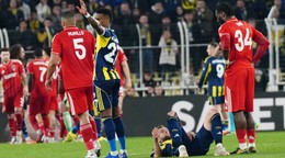 Milan Škriniar sa zvíja v bolestiach v zápase s Nottinghamom.