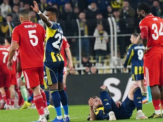 Milan Škriniar sa zvíja v bolestiach v zápase s Nottinghamom.