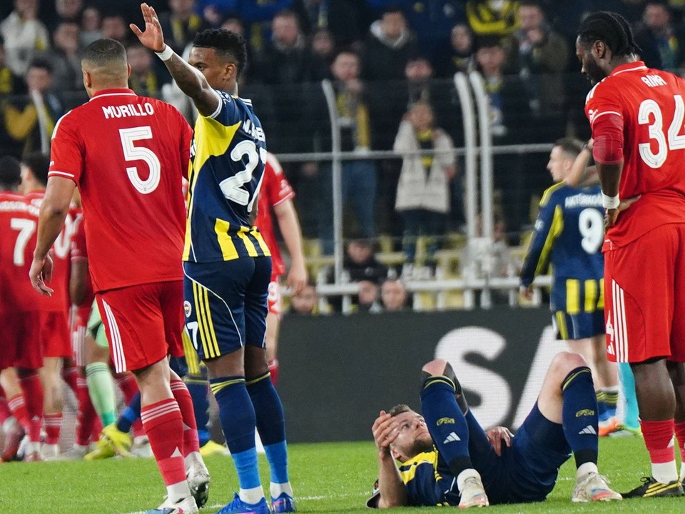 Milan Škriniar sa zvíja v bolestiach v zápase s Nottinghamom.