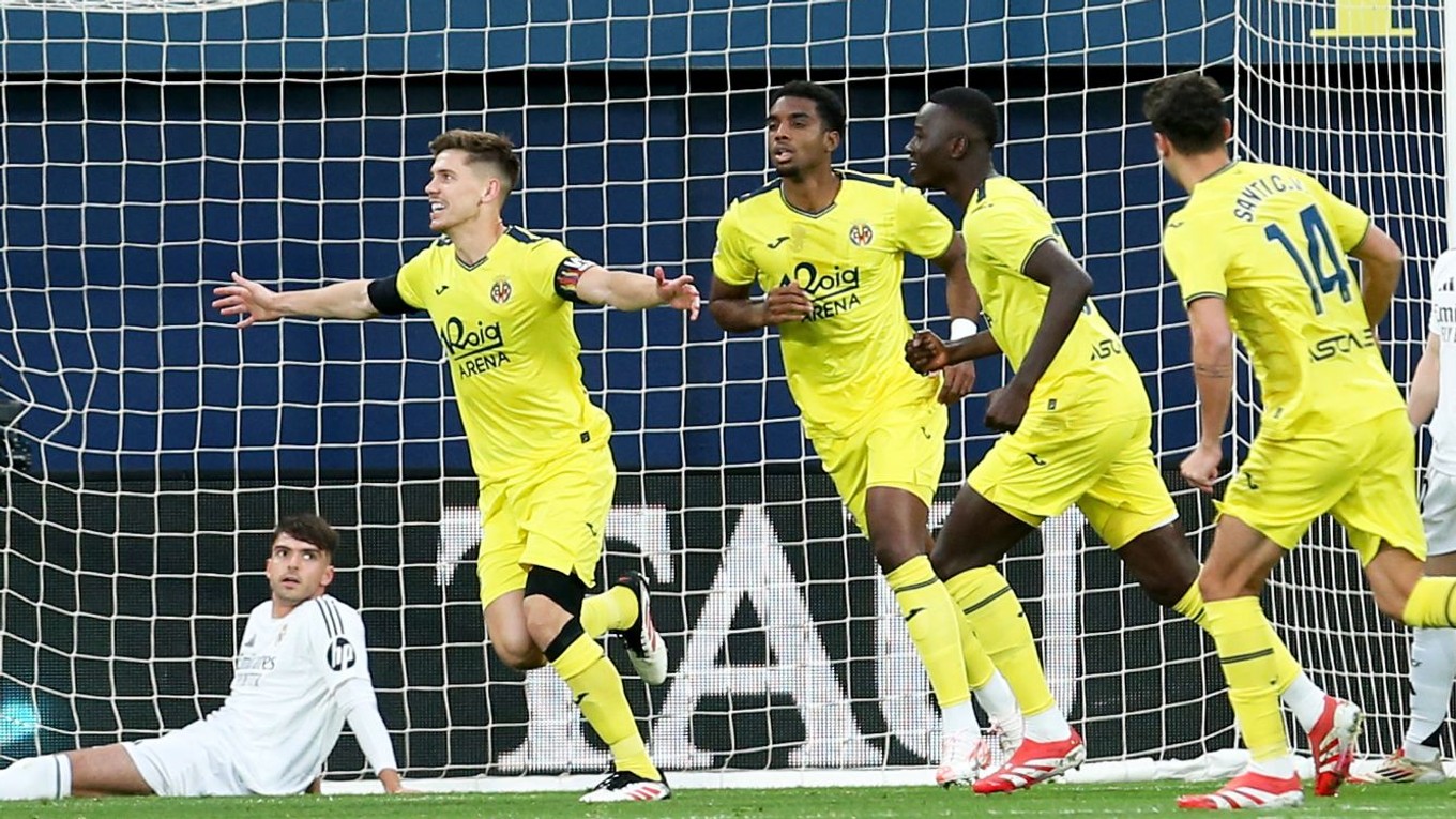 Hráči Villarrealu oslavujú gól