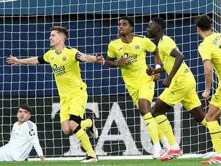 Hráči Villarrealu oslavujú gól